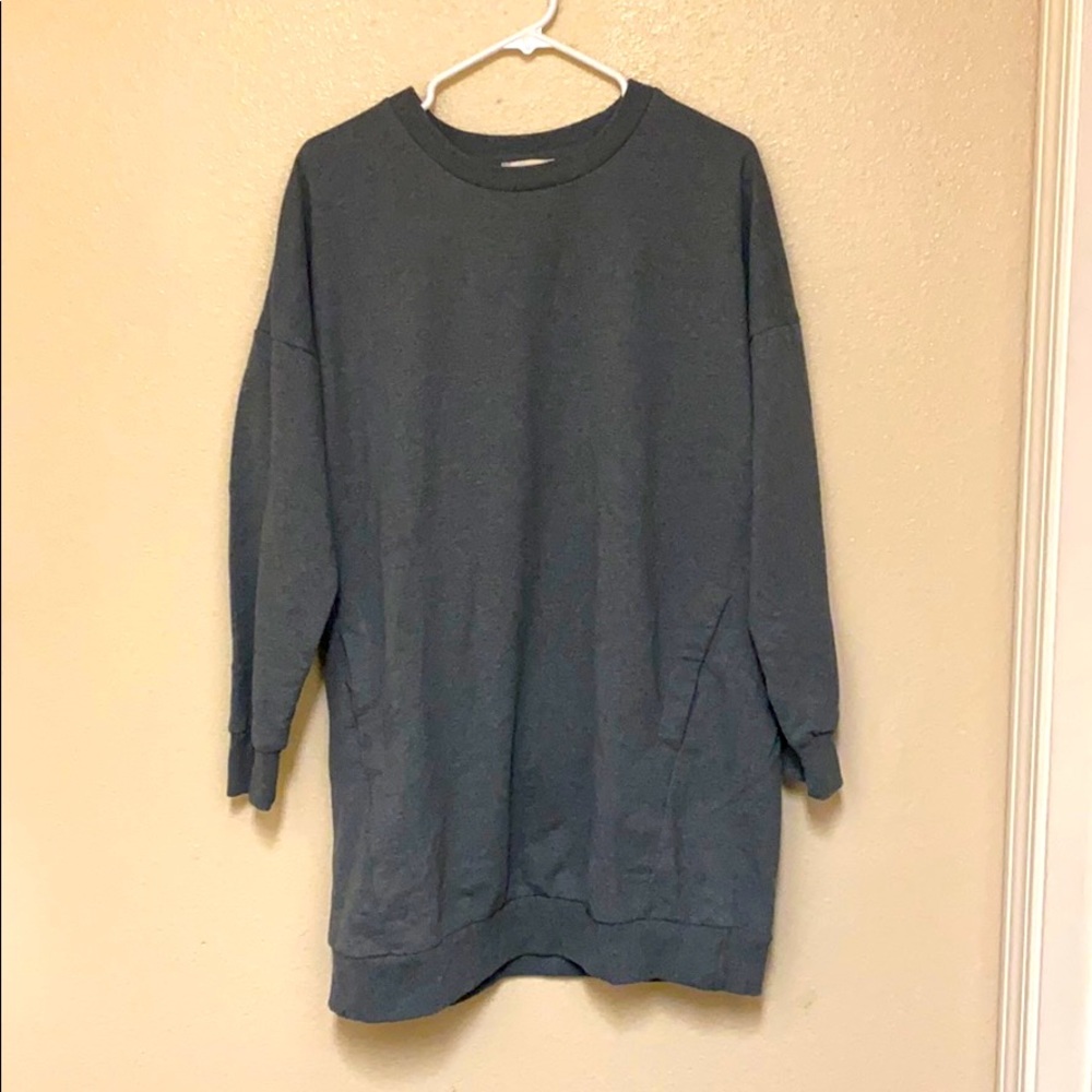 Zenana Outfitters grey pullover with pockets.
